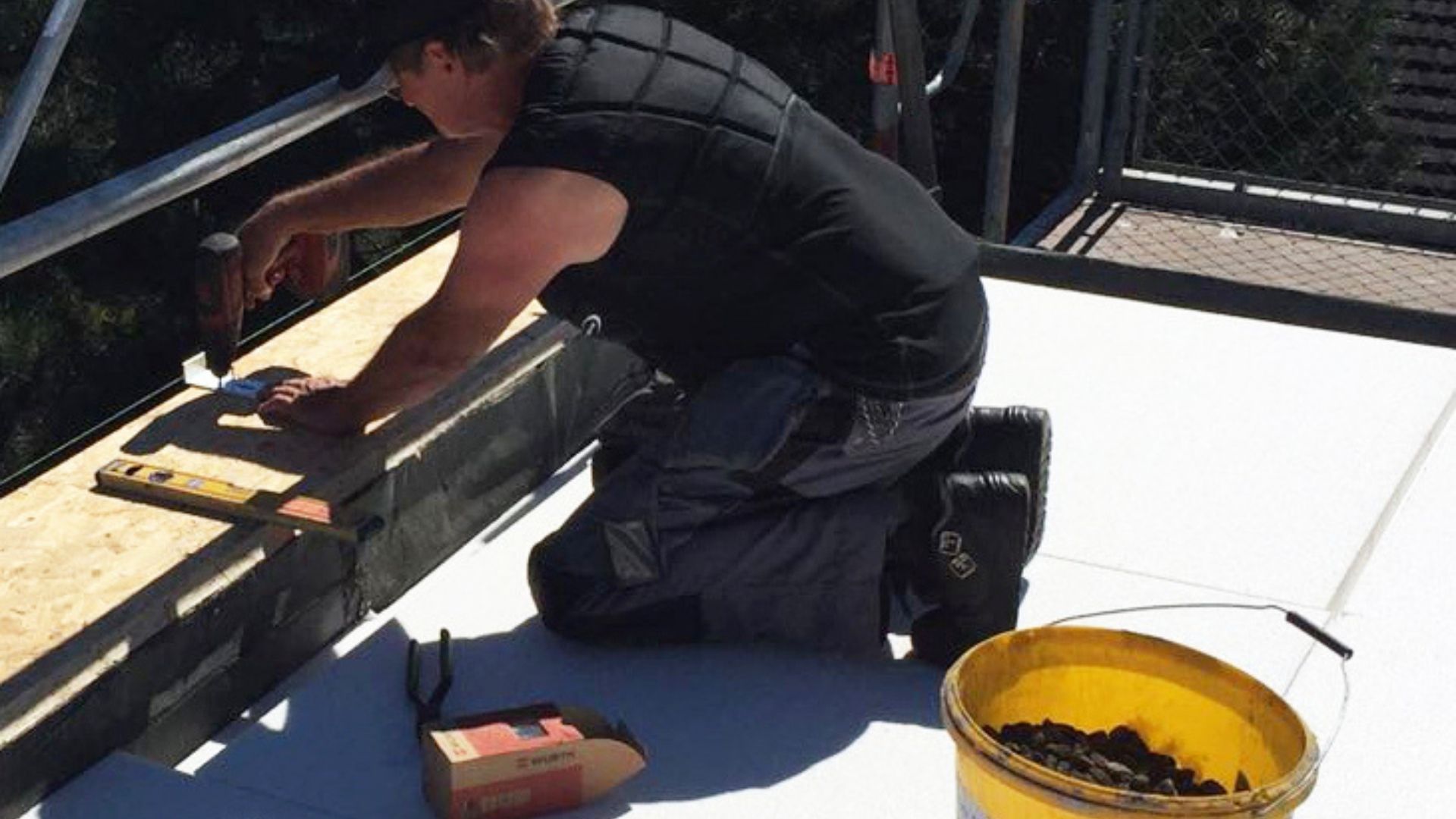 Dachdecker auf Flachdach mit Kühlweste und kühlendem Basecap von E.COOLINE