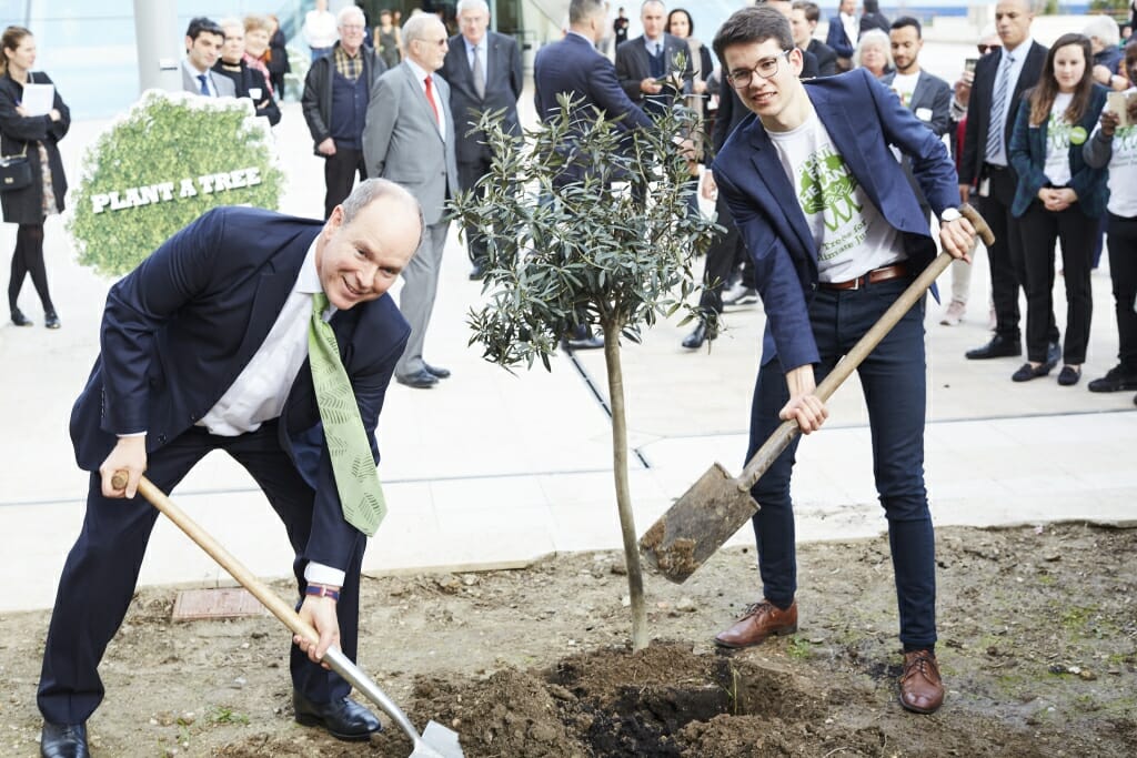 Fürst Albert von Monaco und Felix Finkbeiner beim Baumpflanzen