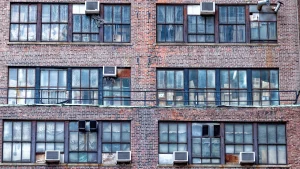 Klimaanlagen an Gebäude außen