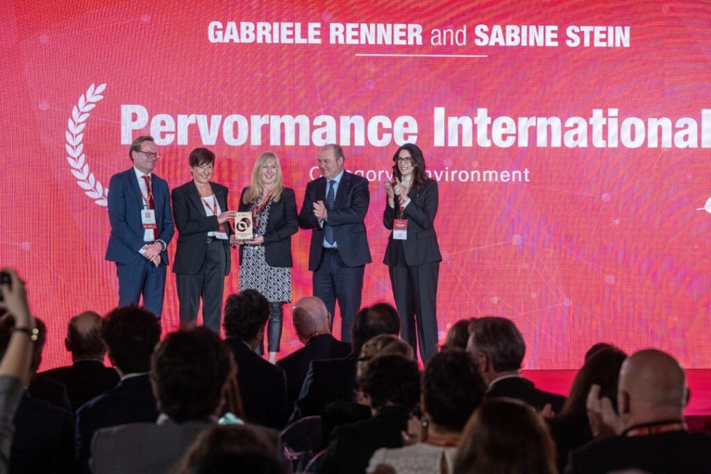 Sabine Stein und Gabriele Renner bei der Preisverleihung des SME EnterPRIZE AWARDs in Brüssel