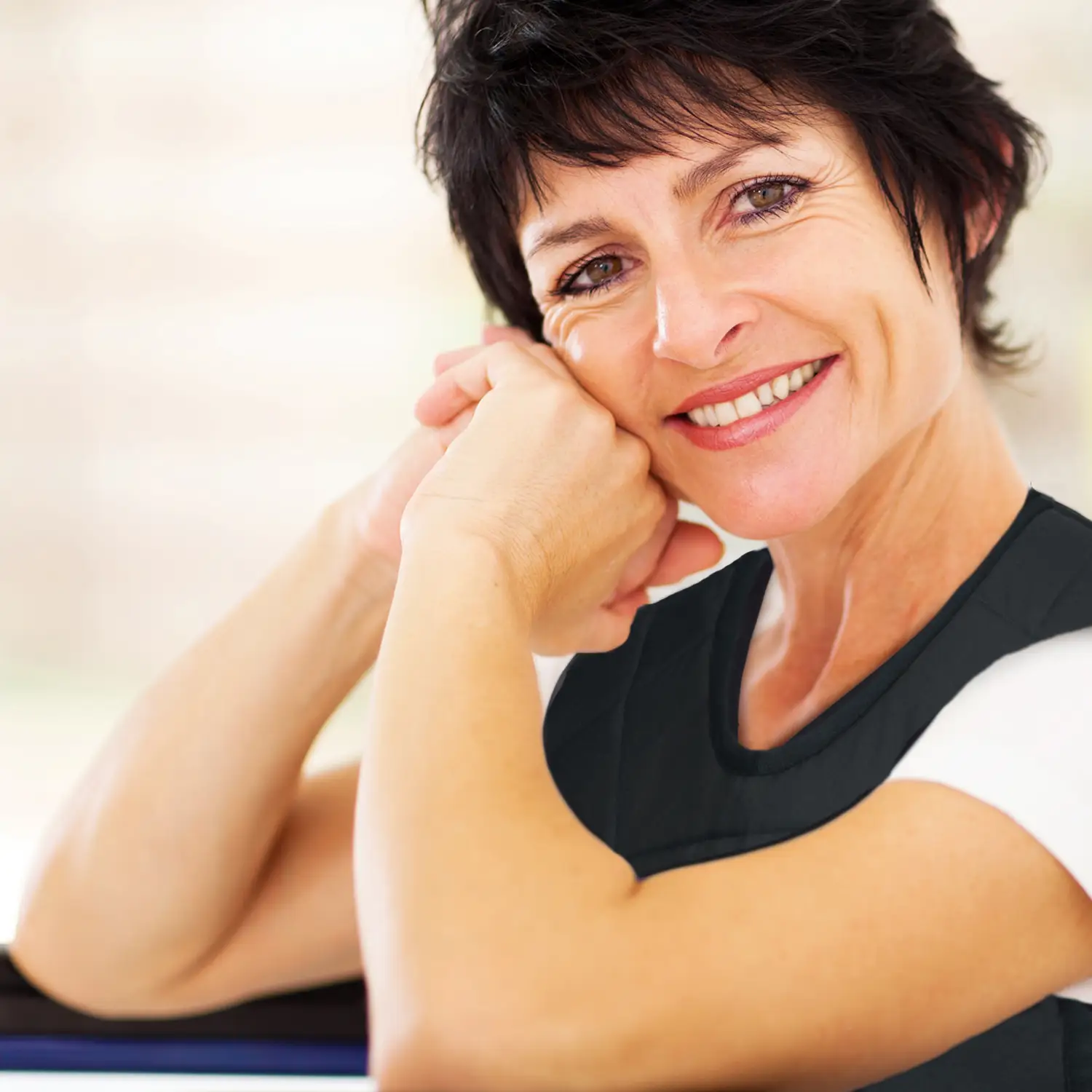 Frau im Rollstuhl mit Ecooline Repower Kühlweste schwarz