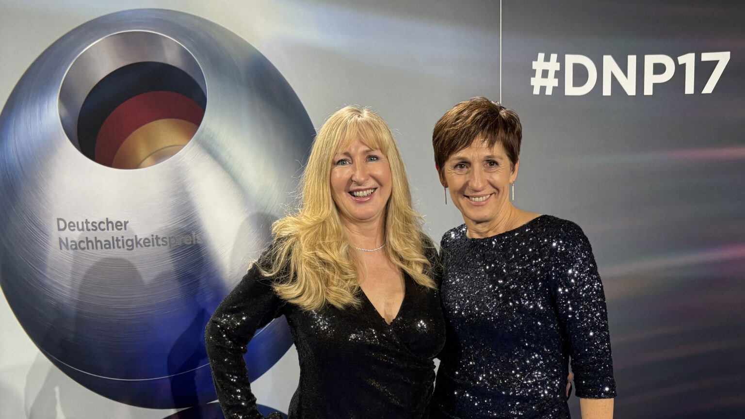 Gabriele Renner und Sabine Stein, GEschäftsführerinnen der pervormance international GmbH, mit Deutschem Nachhaltigkeitspreis 2025