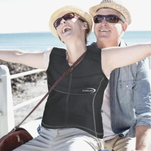Couple at the beach – Woman wearing E.COOLINE Repower Cooling Shirt Vest in black – Medical device