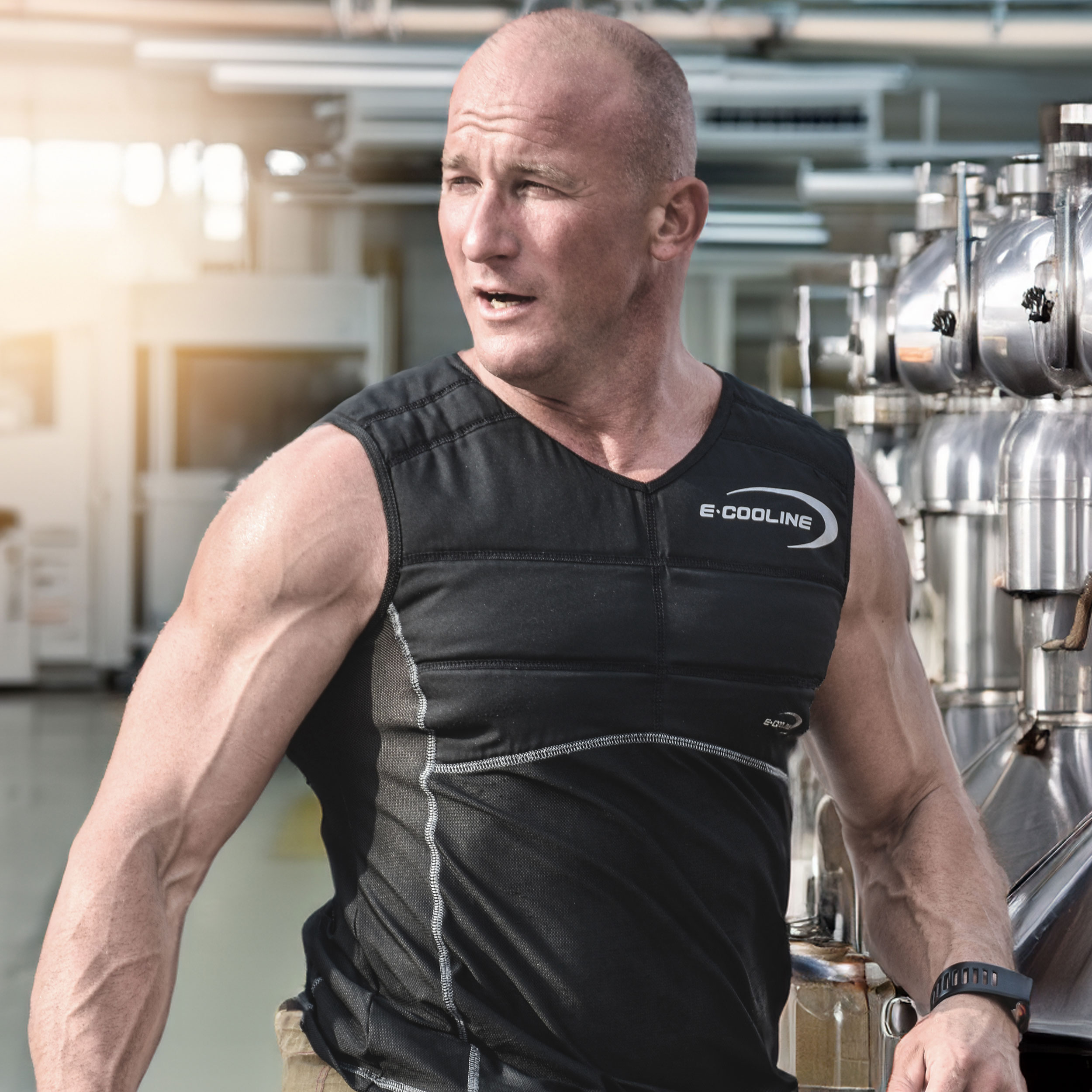 Arbeiter mit E.COOLINE-Powercool-SX3-Shirtweste-in der Produktionshalle