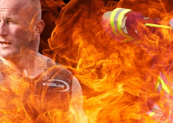 Feuerwehrmann mit E.COOLINE Powercool SX3 Kühlshirt im Feuer